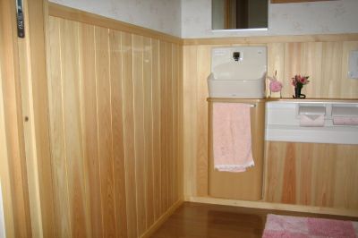 洗面所のヒノキ羽目板腰板施工例